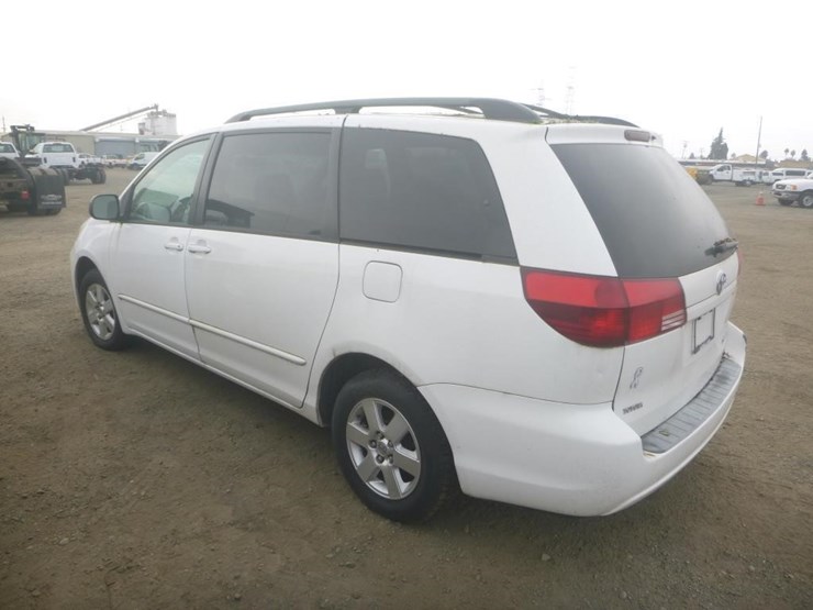 2005-toyota-sienna-image-4