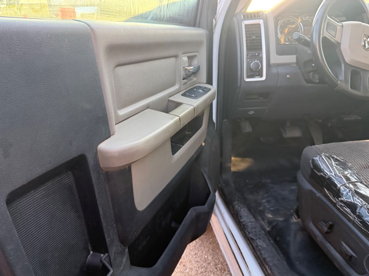 2011-dodge-ram-3500-image-14