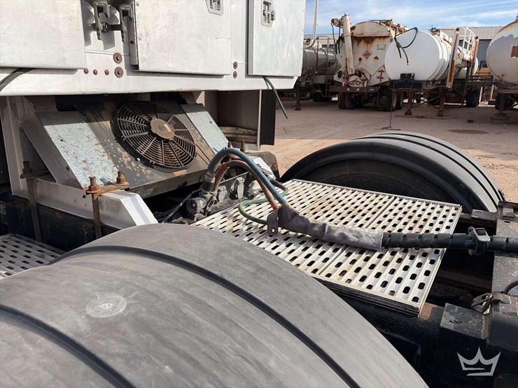 2011-kenworth-w900-image-27