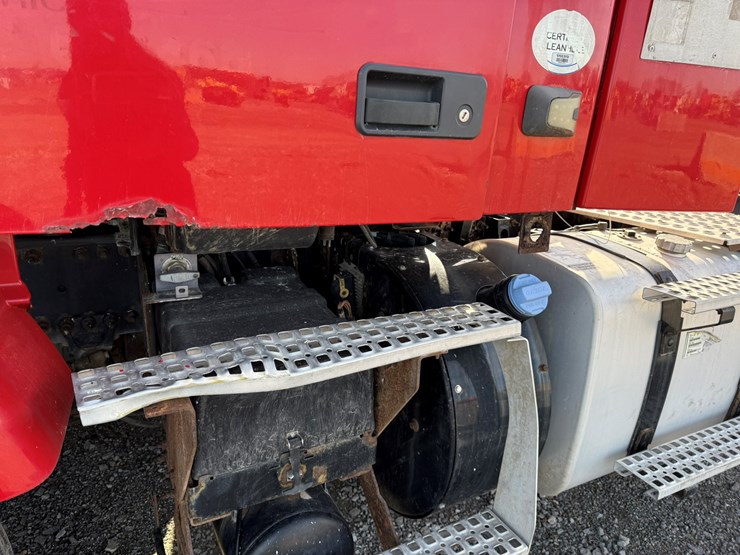 2011-volvo-10-image-21