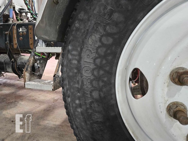 2013-freightliner-columbia-120-image-28