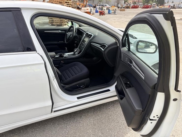 2015-ford-fusion-sedan-image-9