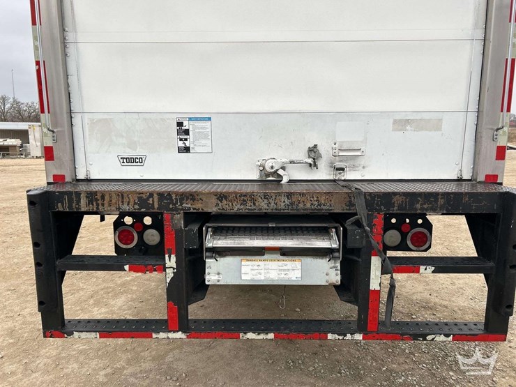 2018-freightliner-m2-106-image-22