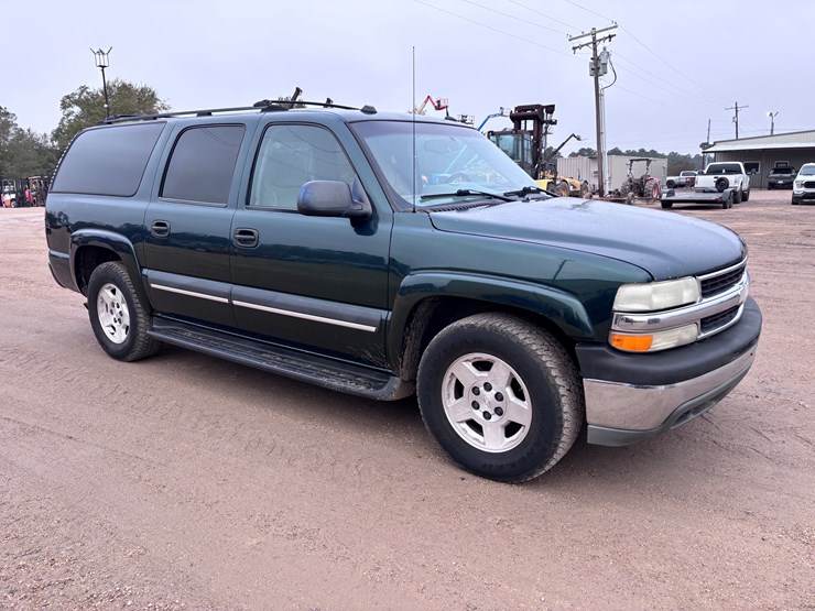 2004-chevrolet-suburban-image-2