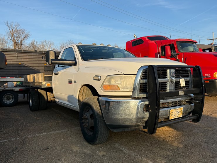 2011-dodge-ram-3500-image-3
