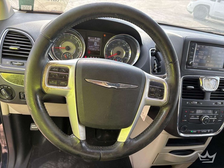 2015-chrysler-town-&-country-image-11