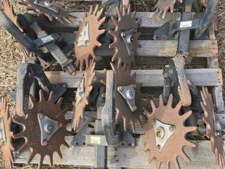 pallet-of-(6)-dawn-planter-row-cleaner-image-1