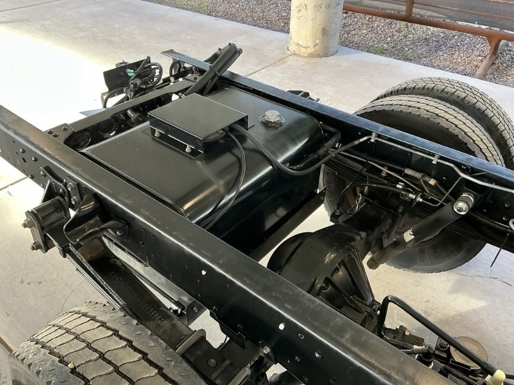 2016-isuzu-npr-image-9