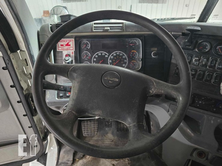 2013-freightliner-columbia-120-image-10