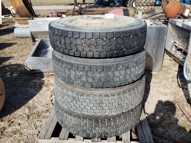 4-11r22.5-on-aluminum-rims-image-2