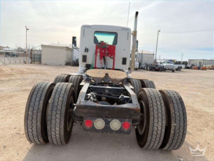 2015-peterbilt-567-image-22