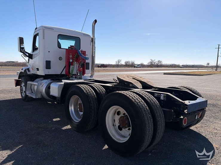 2015-peterbilt-567-image-2
