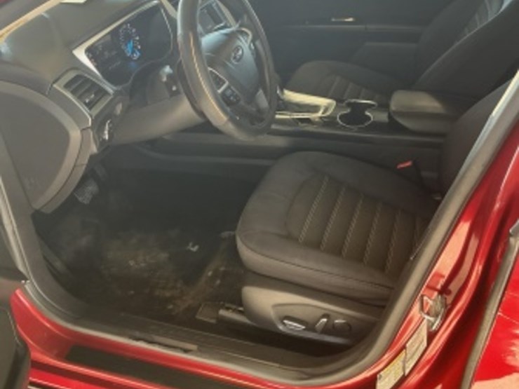 2015-ford-fusion-se-sdn-image-21