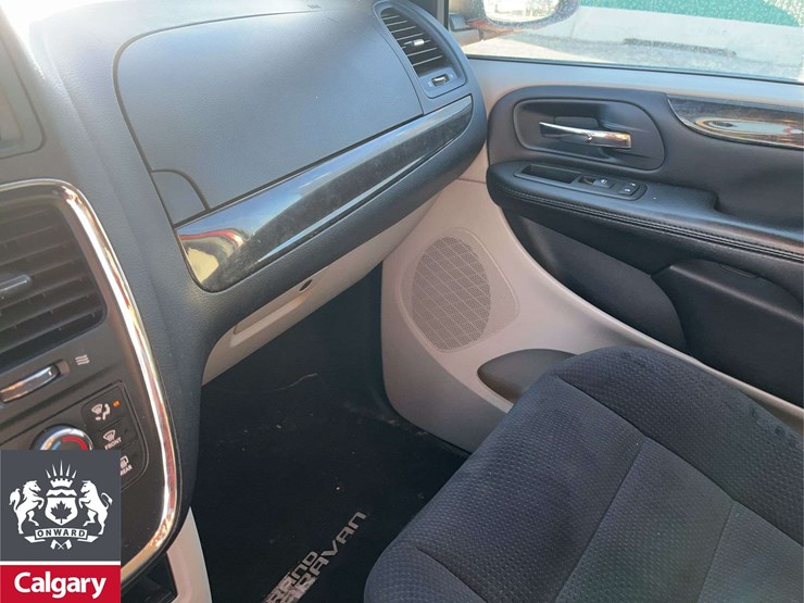 2014-dodge-grand-caravan-sxt-image-21