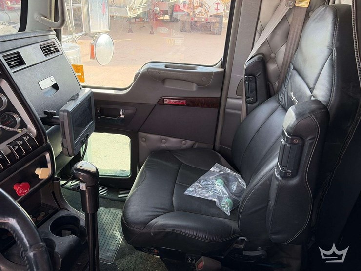 2011-kenworth-w900-image-19