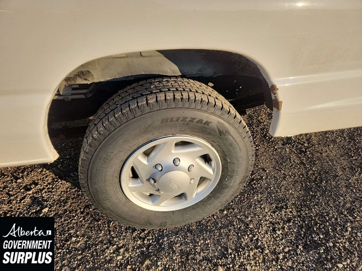 2014-ford-cargo-image-11