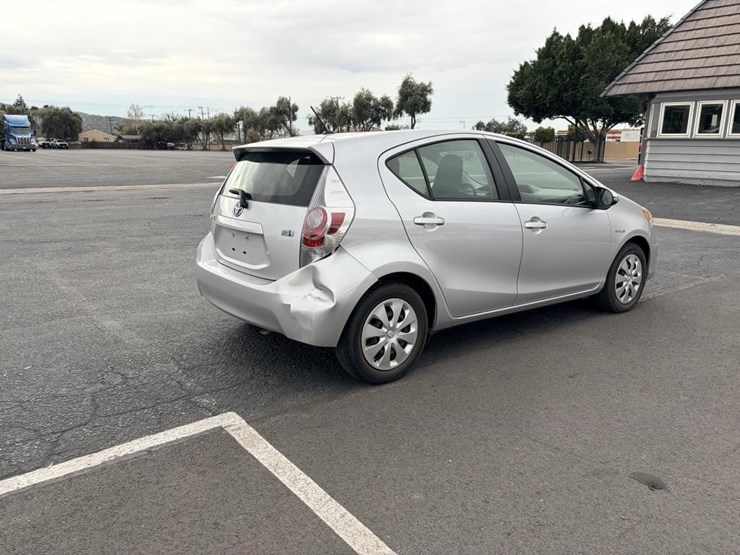 2014-toyota-prius-c-sedan-image-3