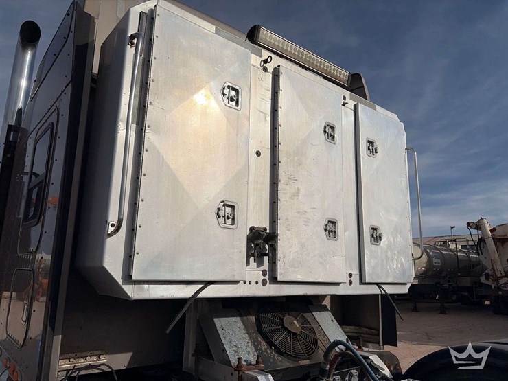 2011-kenworth-w900-image-26