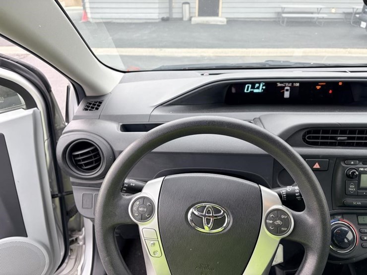 2014-toyota-prius-c-sedan-image-14