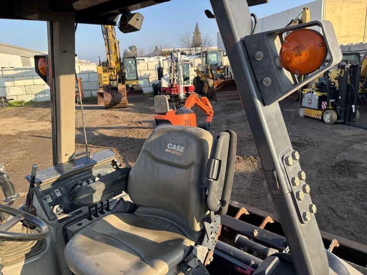 2011-case-570m-xt-image-42