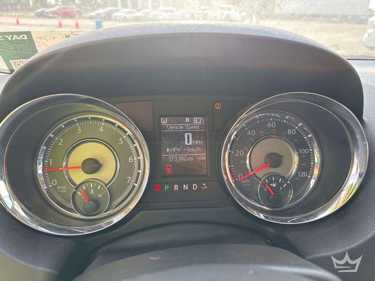 2015-chrysler-town-&-country-image-12