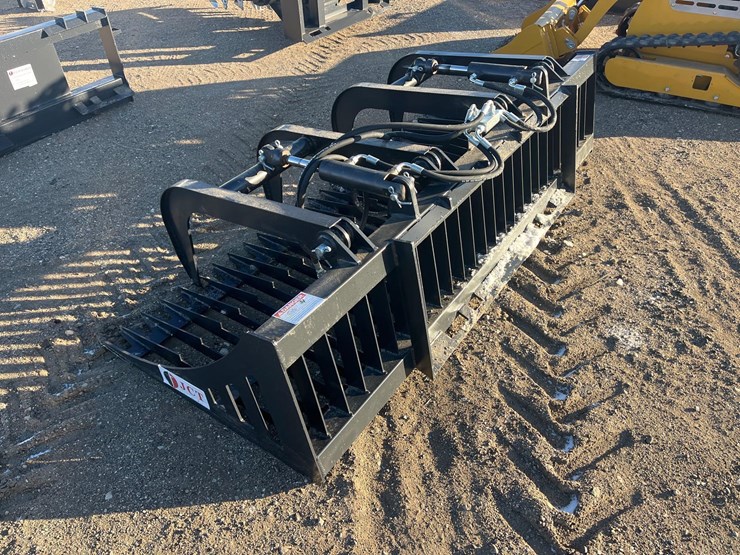 skid-steer-bucket-with-grapple-image-1