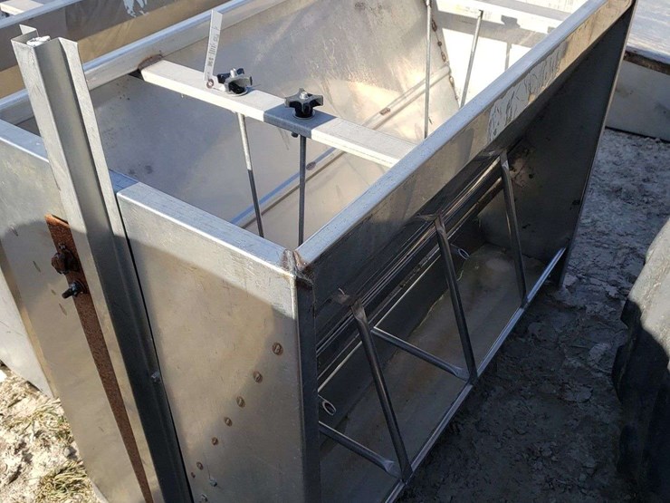 8-hole-stainless-steel-hog-feeder-with-water-pipe-image-3