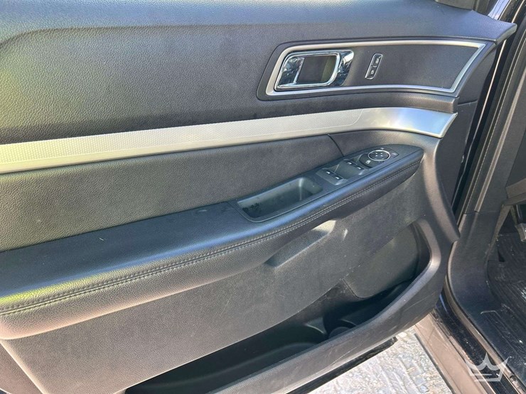 2016-ford-explorer-image-11