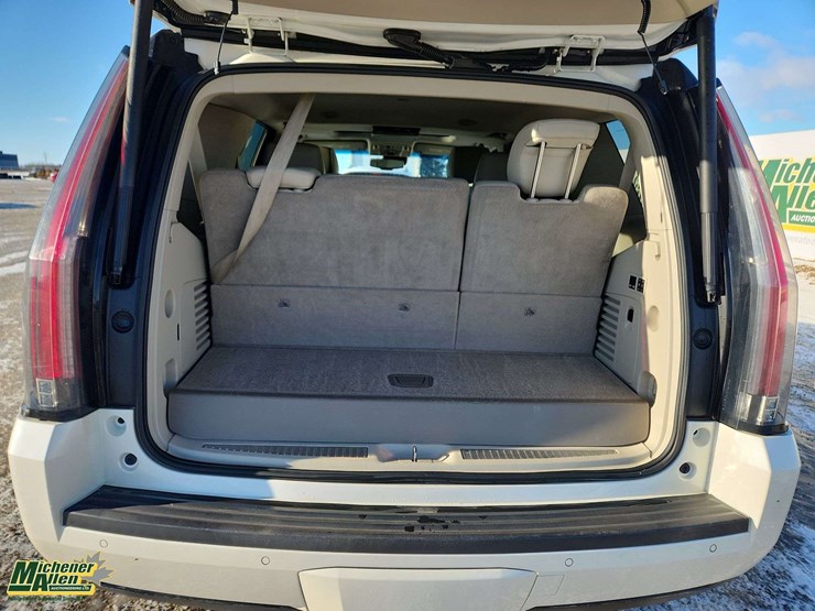 2015-cadillac-escalade-image-16