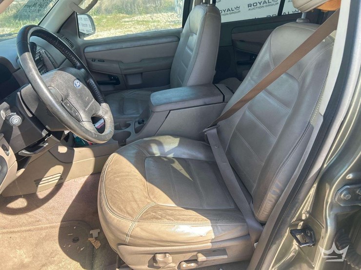 2004-ford-explorer-image-12