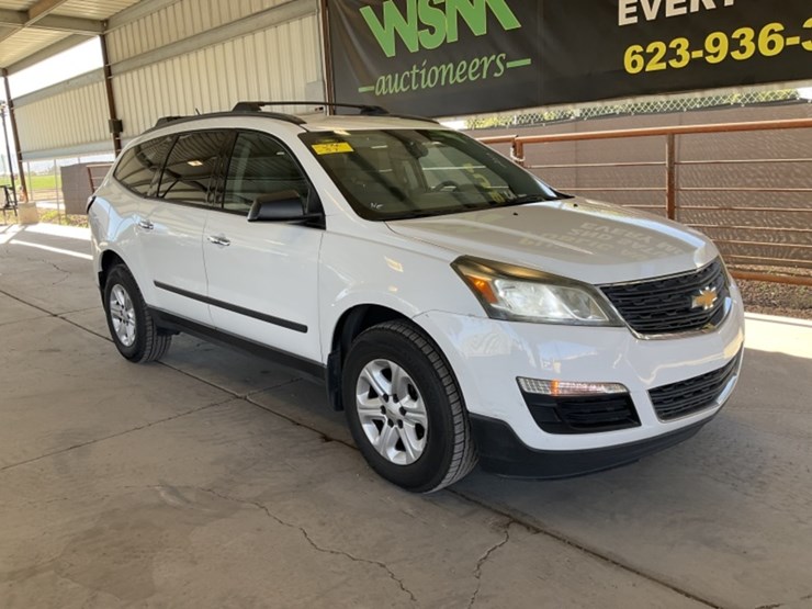 2017-chevrolet-traverse-ls-image-2