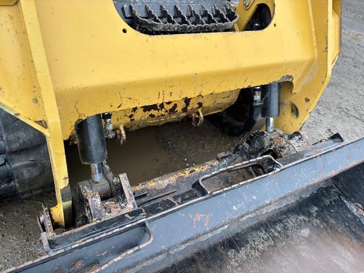 2021-caterpillar-259d3-image-13