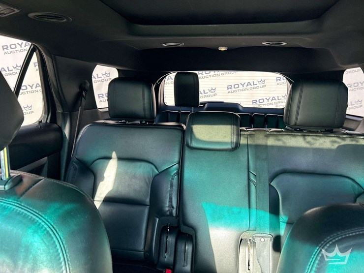 2016-ford-explorer-image-21