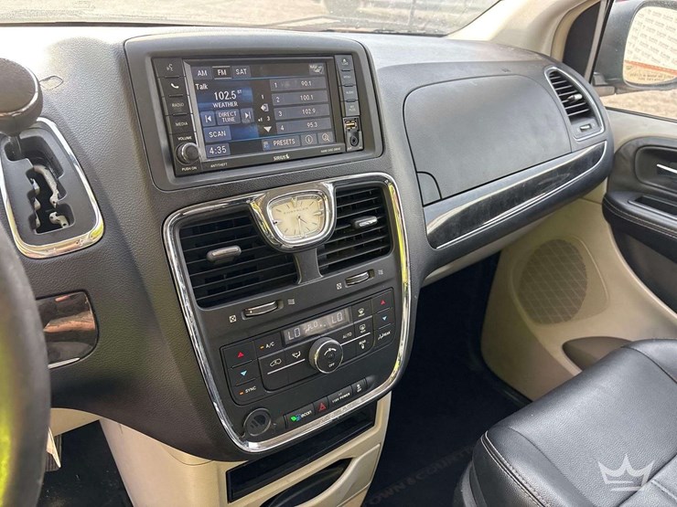 2015-chrysler-town-&-country-image-13