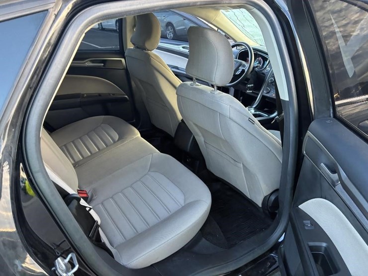 2017-ford-fusion-sedan-image-9