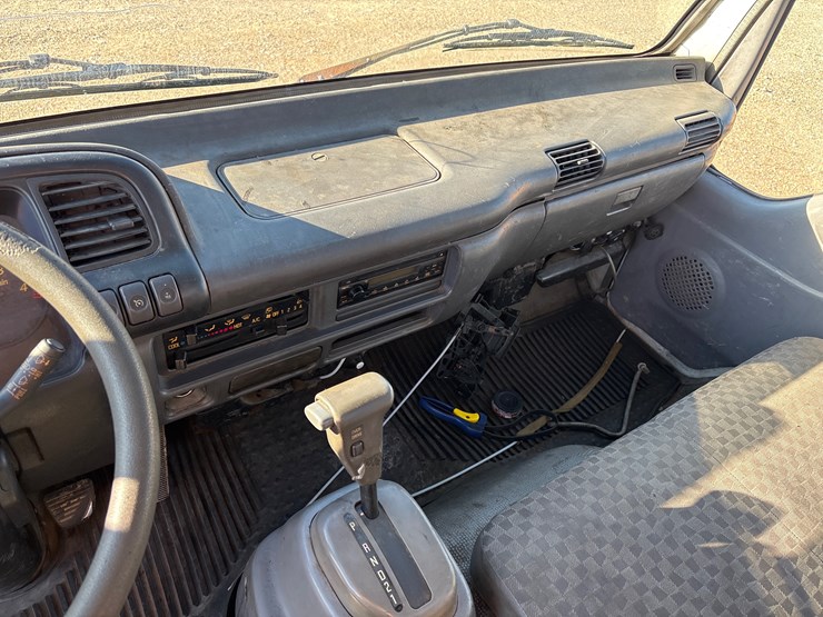 2007-isuzu-nqr-image-12