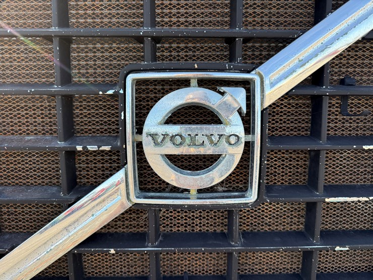 2011-volvo-10-image-24