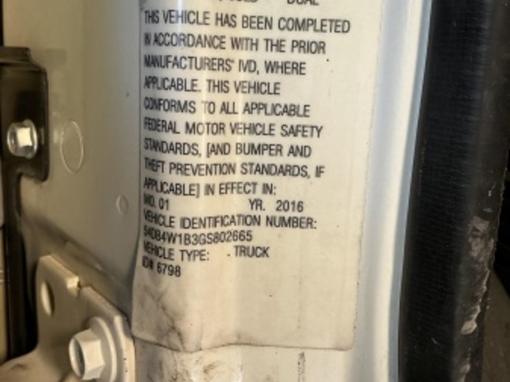 2016-isuzu-npr-image-15