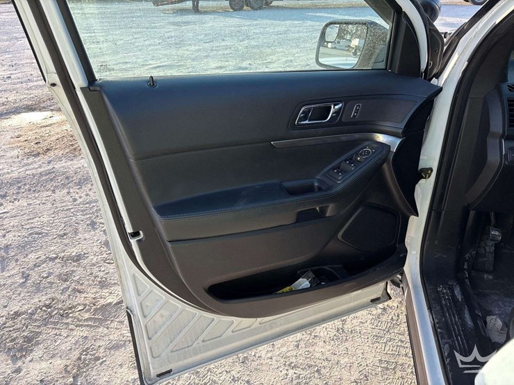 2017-ford-explorer-image-11