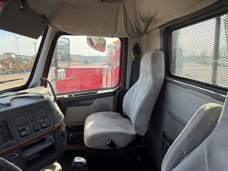 2011-volvo-10-image-35