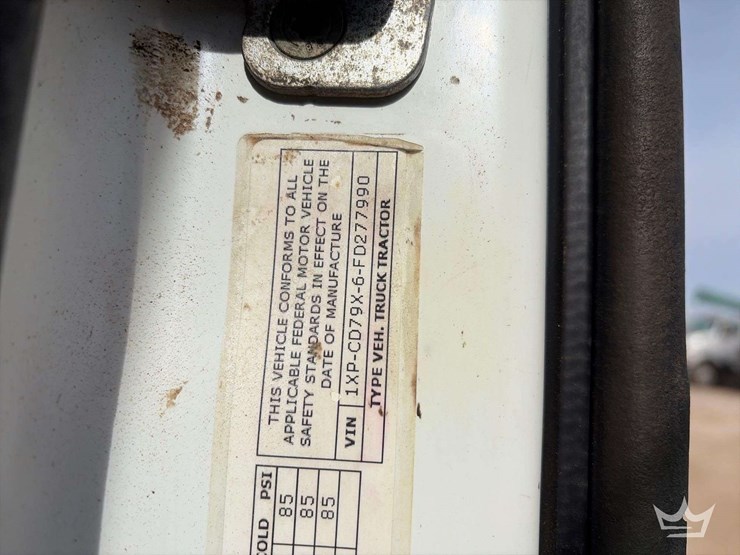 2015-peterbilt-567-image-5