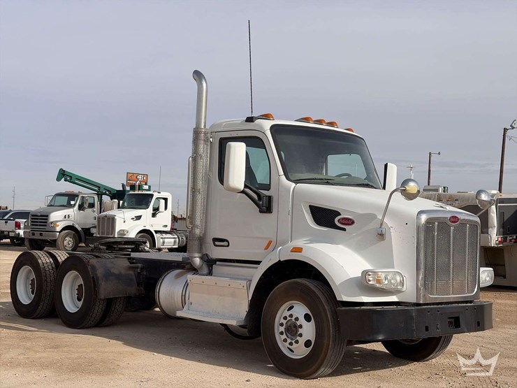 2015-peterbilt-567-image-2