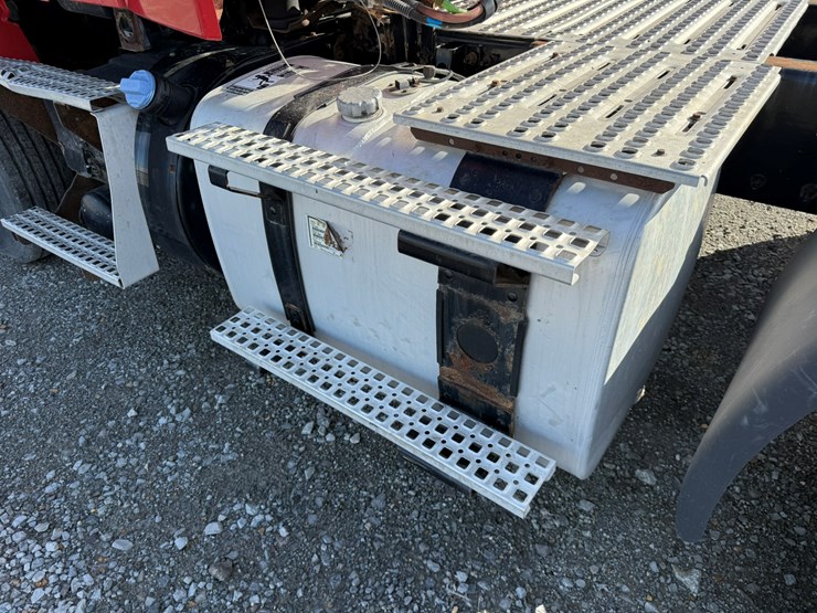 2011-volvo-10-image-14