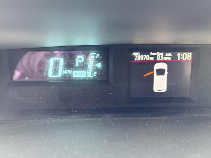 2014-toyota-prius-c-sedan-image-15