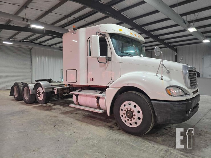 2013-freightliner-columbia-120-image-2