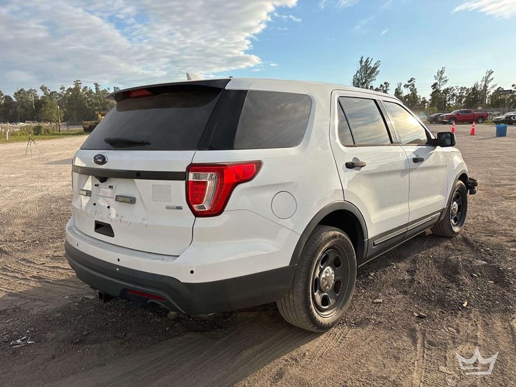 2016-ford-explorer-image-2