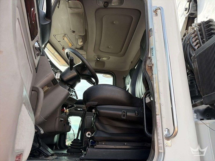 2013-peterbilt-365-image-13