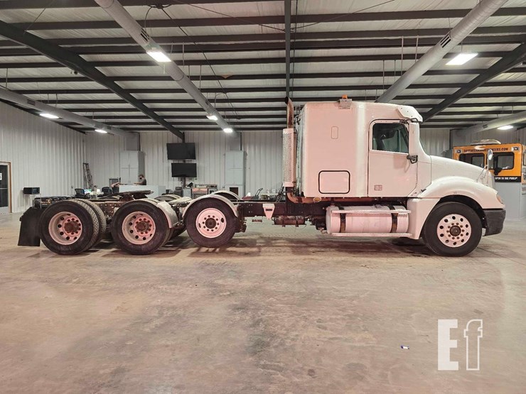 2013-freightliner-columbia-120-image-6