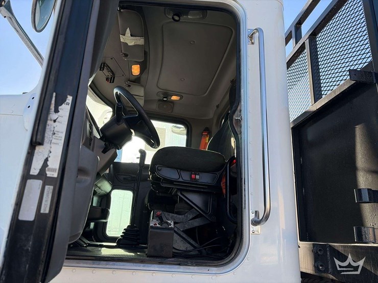 2015-peterbilt-348-image-13