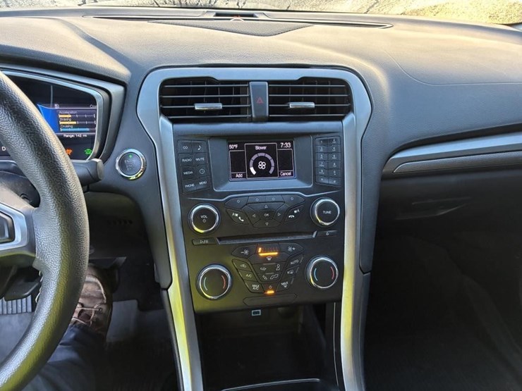 2017-ford-fusion-sedan-image-12